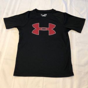 UNDER ARMOUR YOUTH SMALL red and black shirt Heat Gear Loose Fit